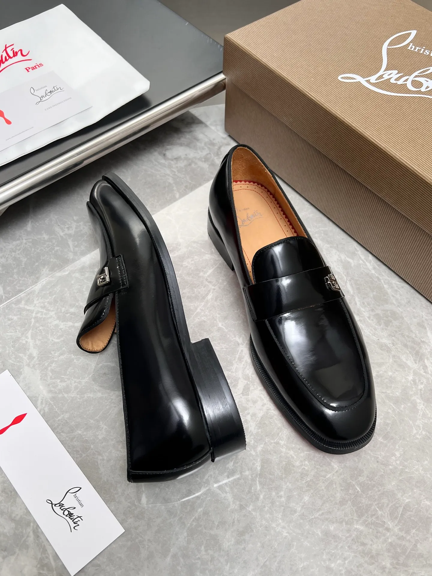 [CL red sole] Top P: 900💰 Number of yards: 39~44 (38.4546. Customized, non-refundable) CL new men's formal shoes Loaf leather shoes Christia* Loubouti* red sole shoes The red sole is luxurious and elegant, reshaping the style boundary of casual formal wear. It is extremely innovative in material selection, and creates a rich visual and tactile experience through the collision of different materials! Made of top-grade calfskin/glossy patent leather/spliced ​​technical fabric in contrasting colors. The upper is stitched by hand with fine and even stitching. It is based on the square-toe loafer shoe shape, with neat and elegant lines, which fits the toughness of men's wear. The upper is embellished with metal rivets, injecting individual details into classic loafers, breaking the mediocrity of casual shoes, and giving a concrete expression of "low-key luxury". From the original color/red cowhide lining inside the shoe to the instantly recognizable red sole, the "red sole" is not only the brand's visual identity, but also a "luxury codeword" when walking. The red sole exposed inadvertently conveys taste and identity instantly. From the innovative splicing of materials, to the personalized fusion of design, to the ingenious inheritance of craftsmanship, the Christian Louboutin men's loafer series is not only a pair of casual shoes, but also a "yuppie style" dressing weapon for men. Whether it is a casual business meeting or a casual look for daily travel, it can help you become a unique and stylish man in every occasion with its "red Loaf" attitude.